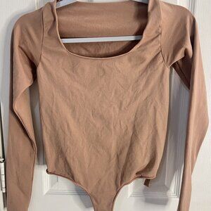 SKIMS: ESSENTIAL LONG SLEEVE SCOOP NECK BODYSUIT (NWT)